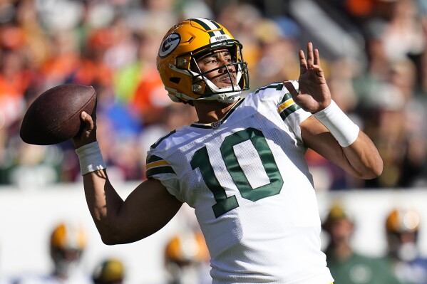Jordan Love and the scuffling Packers offense struggle again early